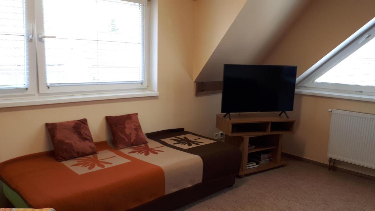 Apartman Koi Apartment Veltrusy Ngoại thất bức ảnh